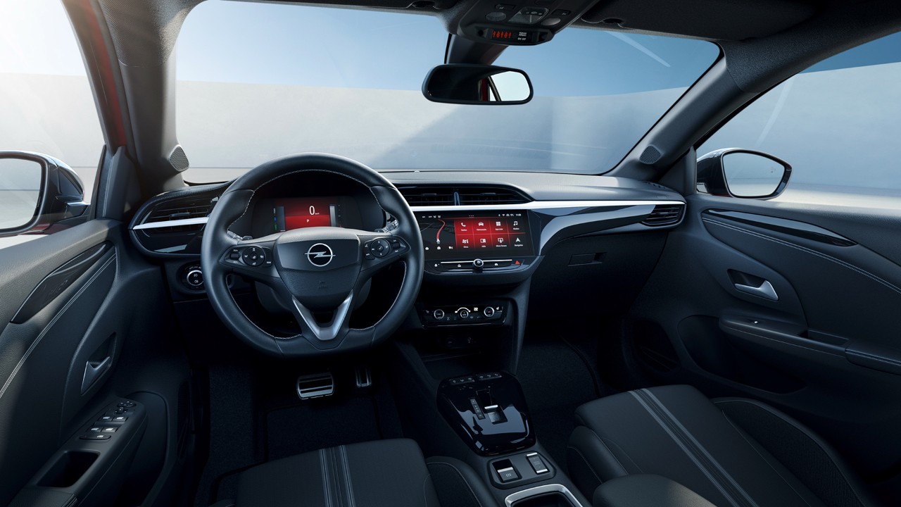 Pogled od blizu na notranjost Opel Corse ICE in prednja sedeža