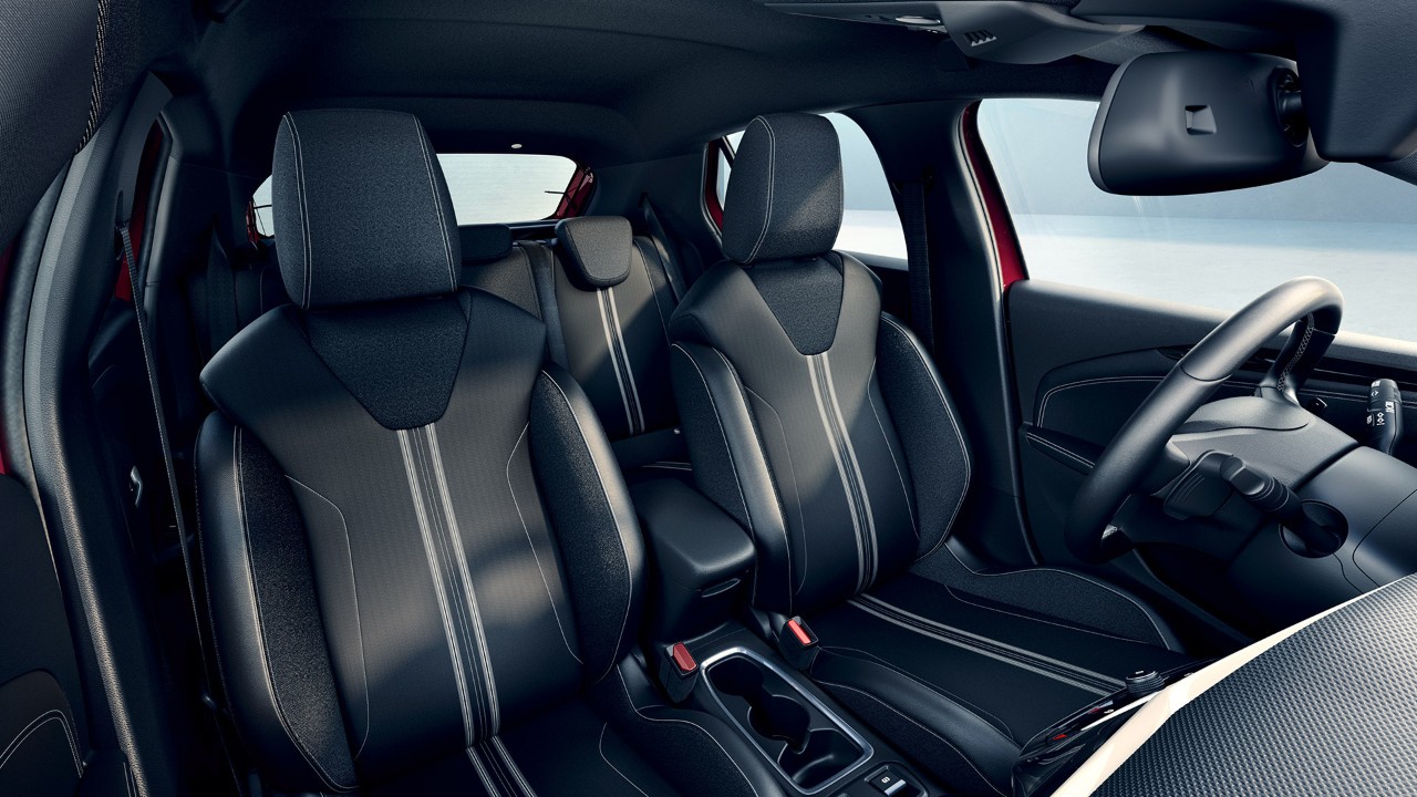 Črna prednja sedeža z vzorcem v Opel Corsi
