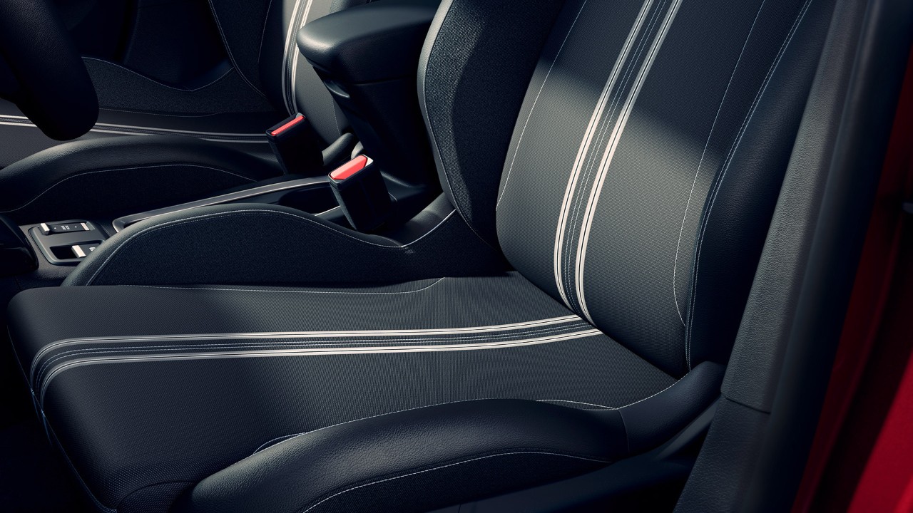 Pogled od blizu na sedež z dvobarvnim črnim in sivim vzorcem v novi Opel Corsi