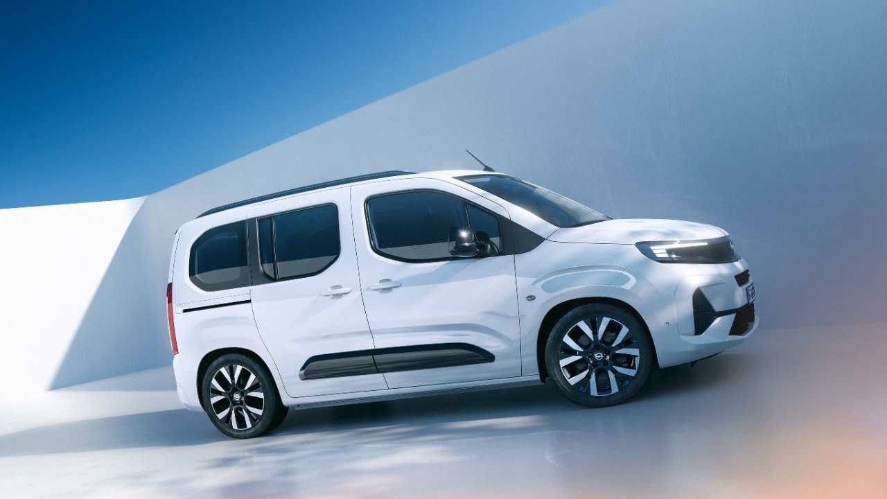 Pogled s strani na bel Opel Combo 