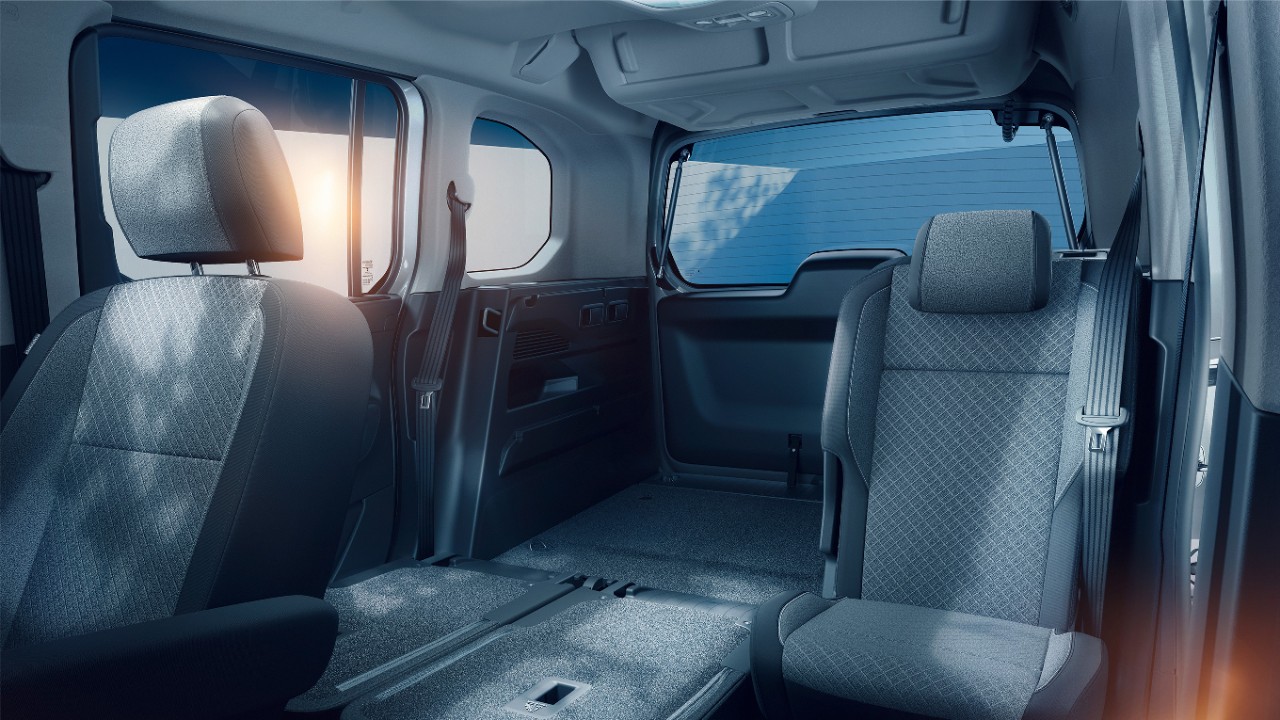 Pogled v notranjost modela Opel Combo z zloženimi sedeži