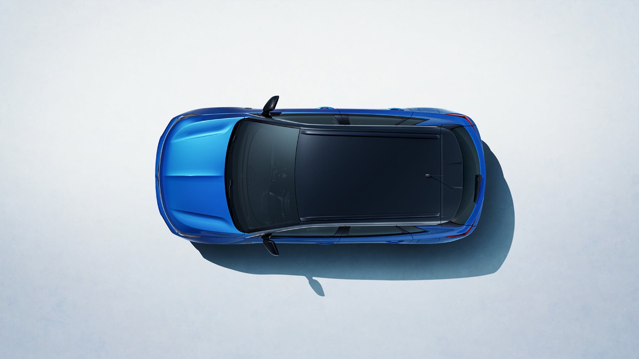 Pogled iz ptičje perspektive na modrega Opel Grandlanda PHEV s črno streho