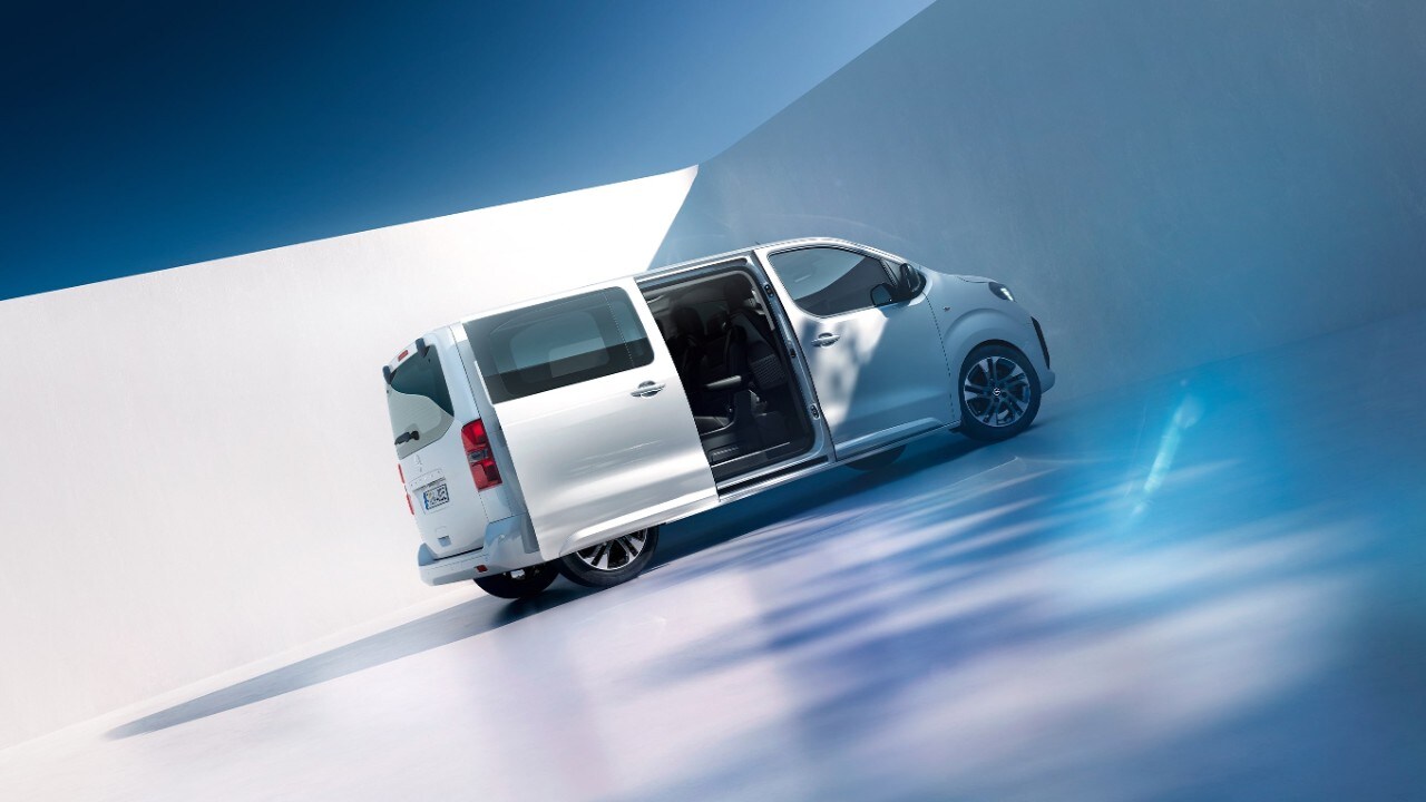  Pogled s strani na belo Opel Zafiro Electric z drsnimi vrati