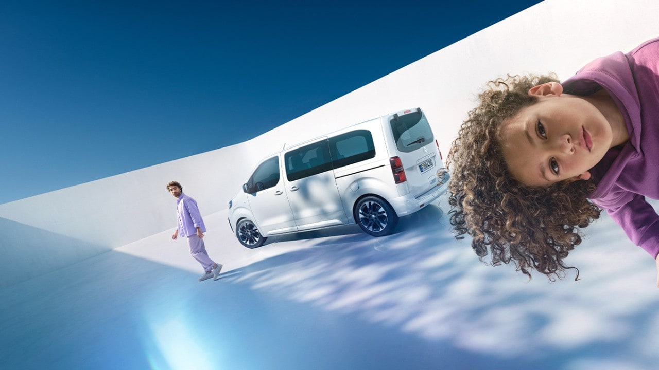  Moški in deček z belo Opel Zafiro Electric v ozadju