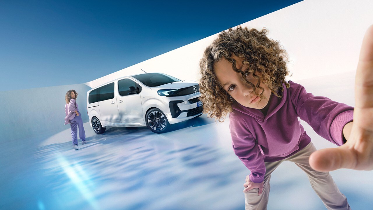  Ženska in deček z belo Opel Zafiro Electric v ozadju