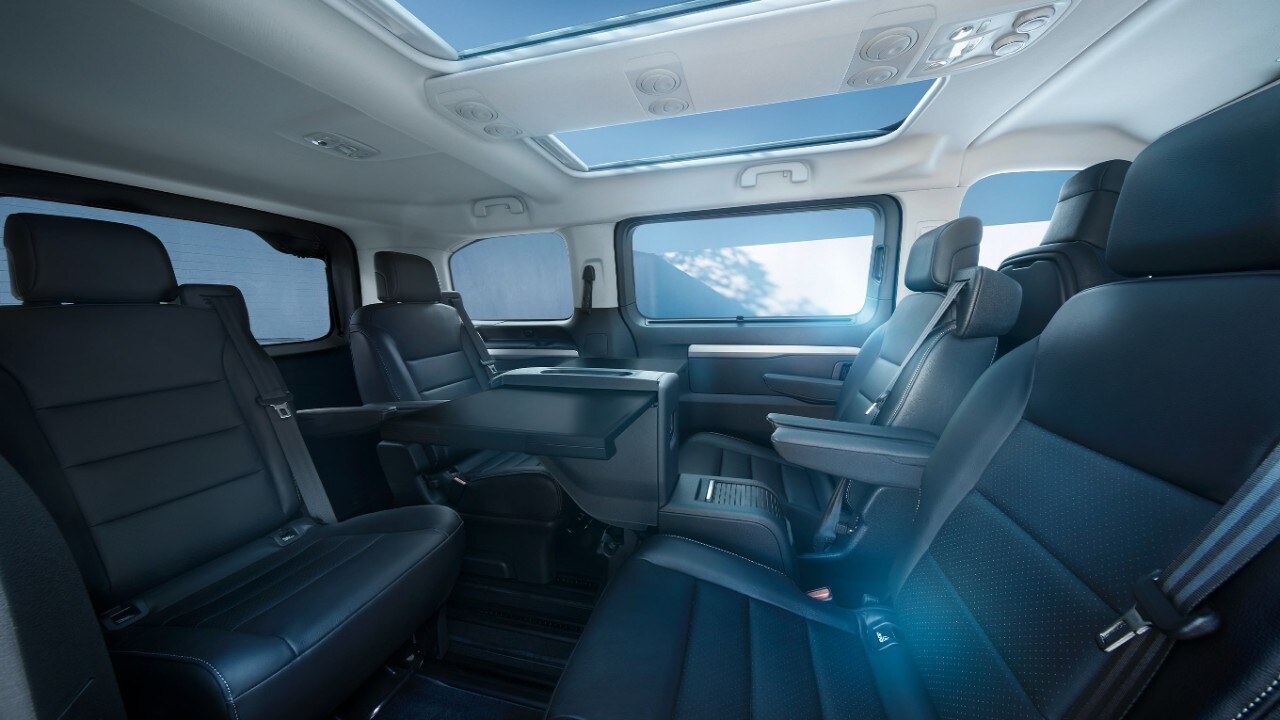 Pogled v notranjost bele Opel Zafire s črnimi zadnjimi sedeži