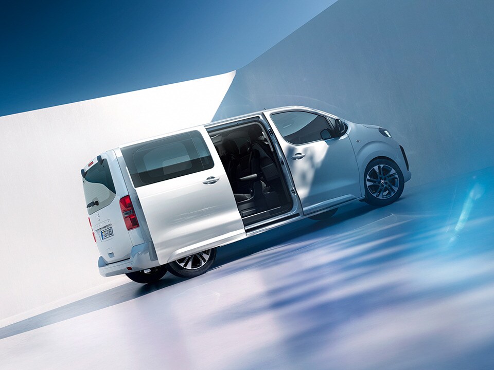 Pogled s strani na belo Opel Zafiro z drsnimi vrati