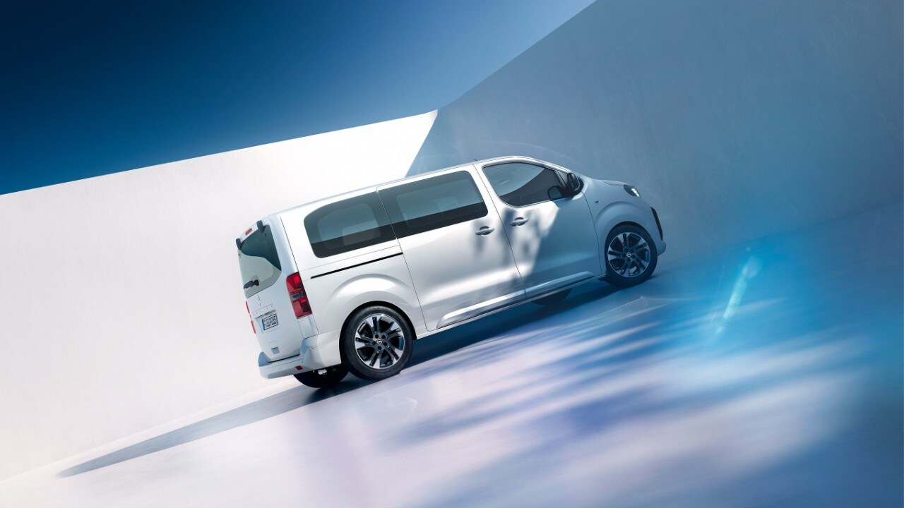 Pogled na belo Opel Zafiro z zadnje strani