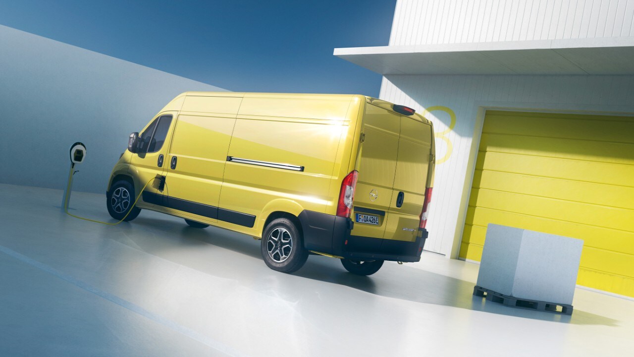 Pogled od zadaj na novi Opel Movano Electric