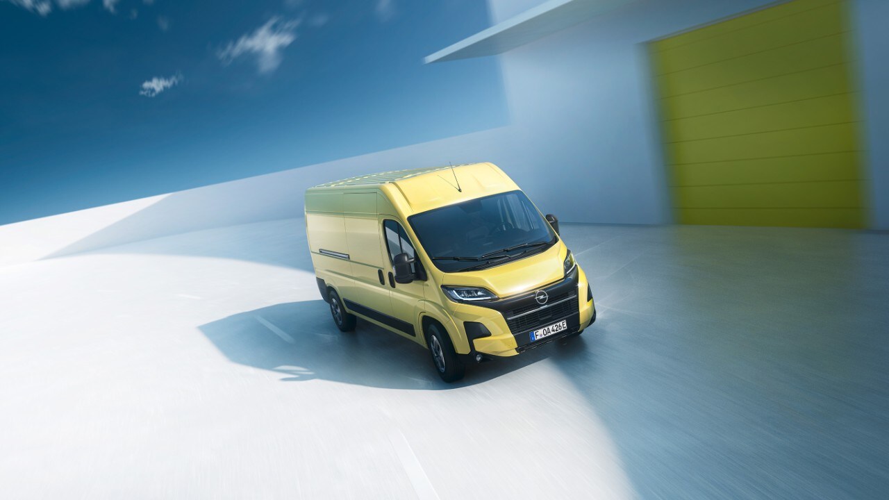 Pogled s sprednje strani novega Opel Movano Electric