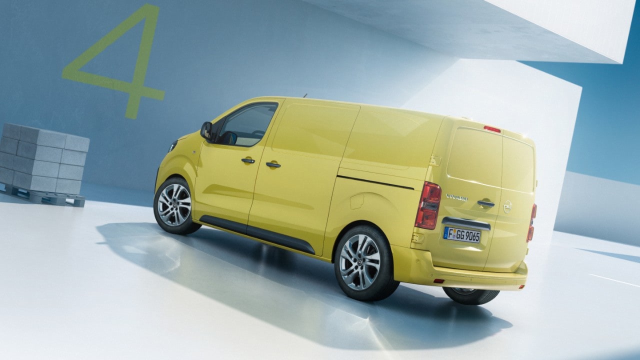 Pogled od zadaj na novi Opel Vivaro v gibanju