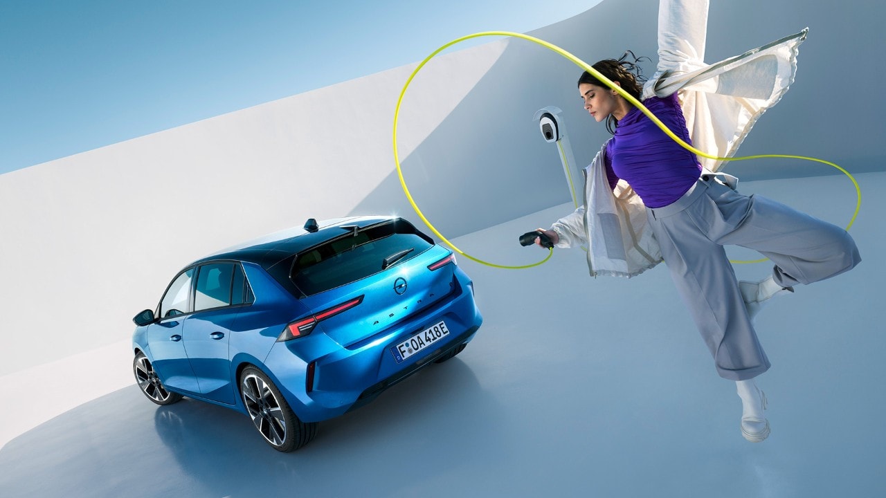 Pogled od zadaj modre Opel Astre Electric
